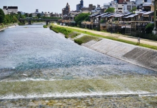 【周辺情報】京都：鴨川のせせらぎを聴く初夏の京都の風物詩、納涼床！